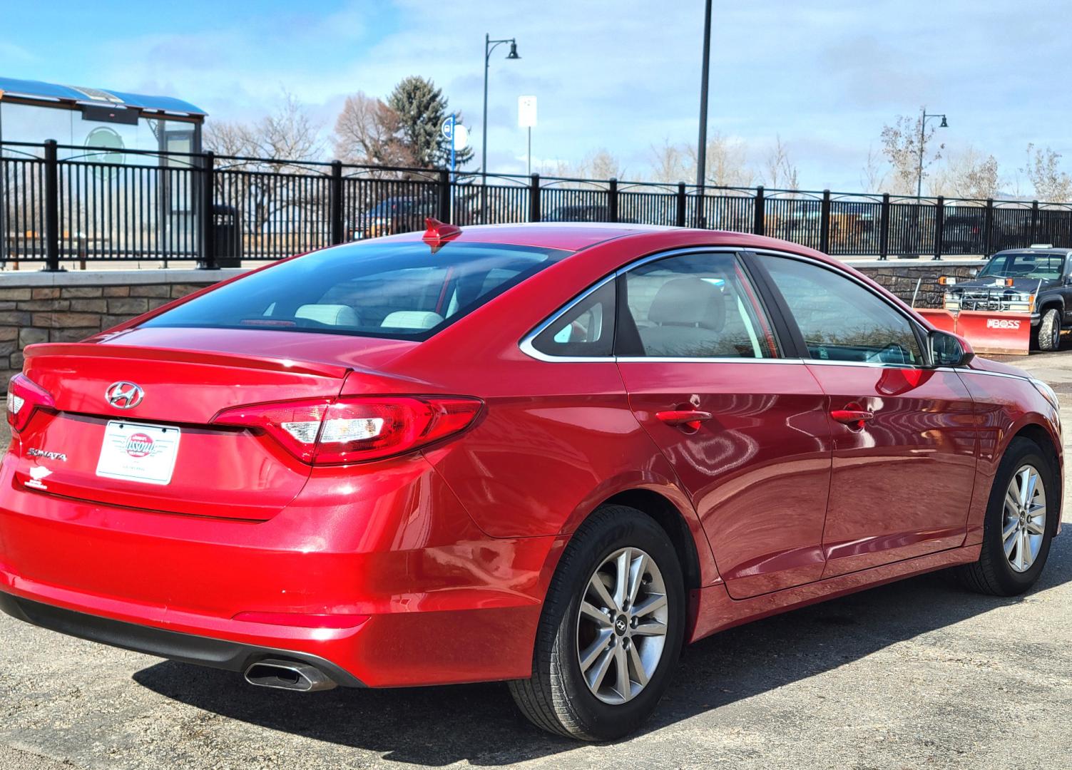 2017 Red /Gray Hyundai Sonata SE (5NPE24AF5HH) with an 2.4L I4 engine, 6 Speed Automatic transmission, located at 450 N Russell, Missoula, MT, 59801, (406) 543-6600, 46.874496, -114.017433 - Really Nice 1 Owner Sedan. Scarlett Red. 6 Speed Automatic. 2.4L I4. Air. Cruise. Tilt. Bluetooth. backup Camera. AM FM Satellite CD Player. Power Windows and Locks. - Photo#4